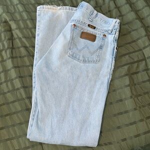 Men’s Wrangler Relaxed Fit Light Wash Jeans